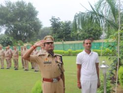 79वे स्वतंत्रता दिवस के अवसर पर पुलिस अधीक्षक हाथरस द्वारा अपने कैम्प कार्यालय पर ध्वजारोहण कर पुलिसकर्मियों को राष्ट्र की एकता व अखण्डता सुनिश्चित करने वाली बंधुता बढ़ाने के लिये संकल्प दिलाया गया