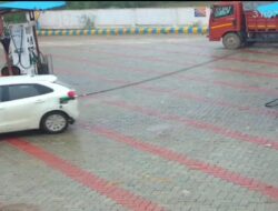 पेट्रोल पंप से ईंधन भरवाकर बिना पैसे दिये कार चालक फरार , कर में फंसा रक गया पम्प का नोजल