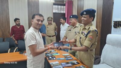 हाथरस पुलिस की बड़ी कार्यवाही, 101 अदद गिरे/खोये विभिन्न कंपनियों के मल्टीमीडिया मोबाइल फोन बरामद, बरामद मोबाइलों की अनुमानित कीमत बीस लाख 50 हजार रुपये