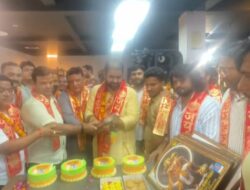 बीजेपी युवा मोर्चा के जिलाध्यक्ष के कार्यकाल के चार वर्ष पूर्ण होने पर समाजसेवियों व युवाओं ने चार केक काटकर किया जोशीला स्वागत