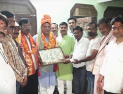 जनसेवार्थ मंच एव पूर्व सभासदों ने किया दंगल संयोजक का फूलमाला पहनाकर जोरदार स्वागत