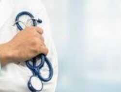 स्वास्थ्य केन्द्र में उमडी मरीजों की भीड़