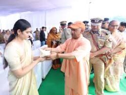 मुख्यमंत्री योगी ने शहीद पुलिसकर्मियों के परिजनों से मुलाकात कर किया सम्मानित