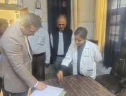 नगरीय प्राथमिक स्वास्थ्य केन्द्र मधुगढी हाथरस का जिलाधिकारी अतुल वत्स ने औचक निरीक्षण कर आने वाले मरीजों बेहतर स्वास्थ्य सेवाऐं मुहैया कराये जाने के निर्देश दिए।