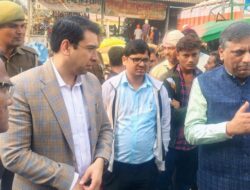 हाथरस। मंडी समिति सादाबाद में किसानों को हो रही समस्या के सम्बन्ध प्राप्त शिकायत का संज्ञान लेते हुए जिलाधिकारी अतुल वत्स ने मंडी पहुंचकर यथा स्थिति का जायजा लिया।