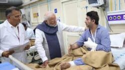 प्रधानमंत्री मोदी भूटान से लौटने के बाद एलएनजेपी अस्पताल में लाल किला धमाके के पीड़ितों से मिलने गए