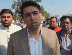 जिलाधिकारी ने जनपद में लगे अवैध होर्डिंग्स व यूनिपोल को हटवाया, सड़क किनारे लगे होर्डिंग्स व यूनिपोल सुरक्षा के लिए खतरा : डीएम