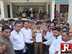 हाथरस में पत्रकार की निर्मम हत्या से आक्रोशित पत्रकारों ने पुलिस प्रशासन के खिलाफ जोरदार विरोध प्रदर्शन करते हुए सख्त कार्रवाई की मांग उठाई है।