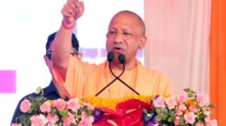 548 करोड़ की सौगात, हाथरस से विपक्ष पर गरजे योगी  अयोध्या, मथुरा, कानून-व्यवस्था और आपातकाल के मुद्दे पर विपक्ष को घेरा, किसानों व स्थानीय उत्पादों के विकास का भरोसा