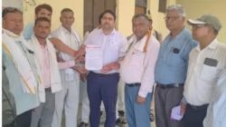 ई-रजिस्ट्री प्रक्रिया के विरोध में अधिवक्ताओं ने एसडीएम को सौंपा ज्ञापन