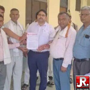 ई-रजिस्ट्री प्रक्रिया के विरोध में अधिवक्ताओं ने एसडीएम को सौंपा ज्ञापन