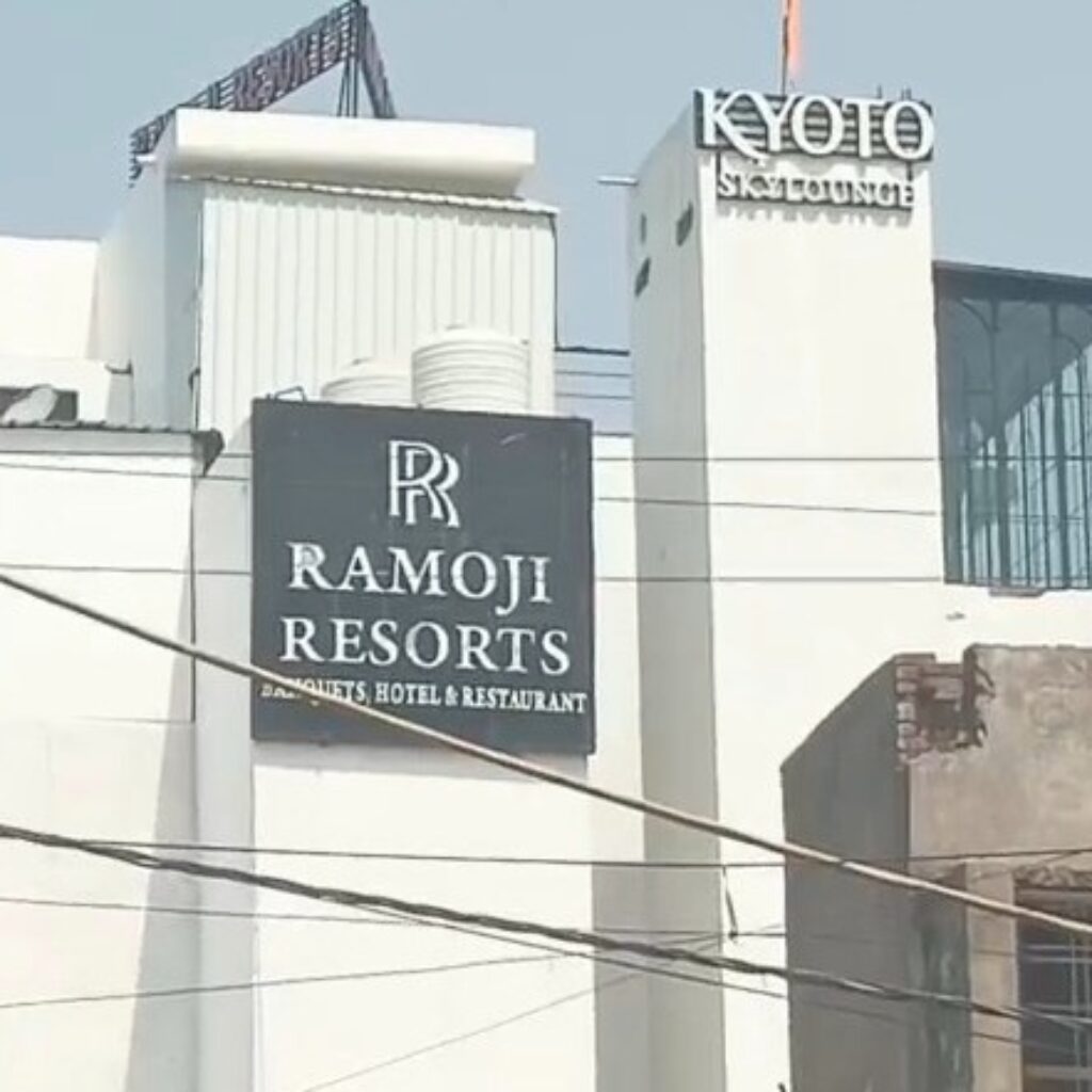 रामोजी रिसोर्ट के बाहर युवक से मारपीट का आरोप, छह नामजद समेत अन्य के खिलाफ मुकदमा दर्जपीड़ित ने रामोजी रिसोर्ट के मालिक पर लाठी-डंडों से हमला और जान से मारने की धमकी देने का लगाया आरोप, पुलिस ने शुरू की जांच