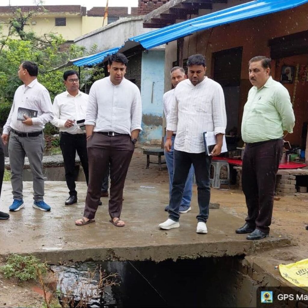 डीएम ने परखी शहर की जल निकासी व्यवस्था, नालों की सफाई व अतिरिक्त पंप लगाने के दिए निर्देश