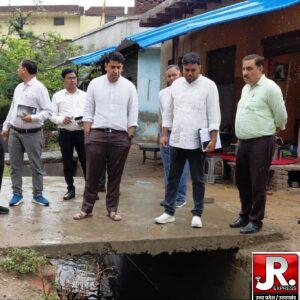 डीएम ने परखी शहर की जल निकासी व्यवस्था, नालों की सफाई व अतिरिक्त पंप लगाने के दिए निर्देश