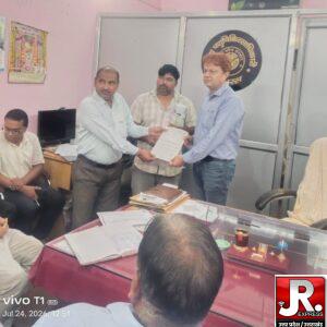 हाथरस: नियमित मानदेय न मिलने पर पैरावेट कर्मियों ने एफएमडी टीकाकरण व कृत्रिम गर्भाधान कार्य बहिष्कार का ऐलान किया