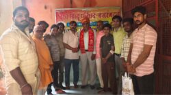 विहिप व बजरंग दल के साप्ताहिक मिलन में किया विद्याभूषण गर्ग का नागरिक अभिनंदन