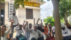 लखनऊ आंदोलन समर्थन में सासनी के बिजली संविदा कर्मी धरने पर