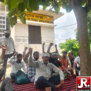 लखनऊ आंदोलन समर्थन में सासनी के बिजली संविदा कर्मी धरने पर