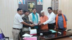 HATHRAS राष्ट्रीय मुद्रा बरामदगी पर एसडीएम का व्यापार मंडल ने किया सम्मान