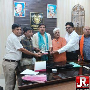 HATHRAS राष्ट्रीय मुद्रा बरामदगी पर एसडीएम का व्यापार मंडल ने किया सम्मान