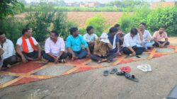 HATHRAS सड़क और बिजली की समस्याओं को लेकर भाकियू टिकैत का अनिश्चितकालीन धरना शुरू,