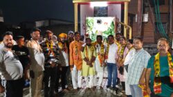 Hathras:हरियाली तीज पर श्री चमत्कारी गणेश मंदिर में सजा भव्य फूल बंगला, 51 दीपों से हुई महाआरती