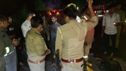 हरिद्वार से लौट रहे परिवार की पिकअप पेड़ से टकराई, 11 घायलथकान और नींद आने से चालक का बिगड़ा संतुलन, दो घायलों को आगरा रेफर