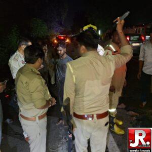 हरिद्वार से लौट रहे परिवार की पिकअप पेड़ से टकराई, 11 घायलथकान और नींद आने से चालक का बिगड़ा संतुलन, दो घायलों को आगरा रेफर