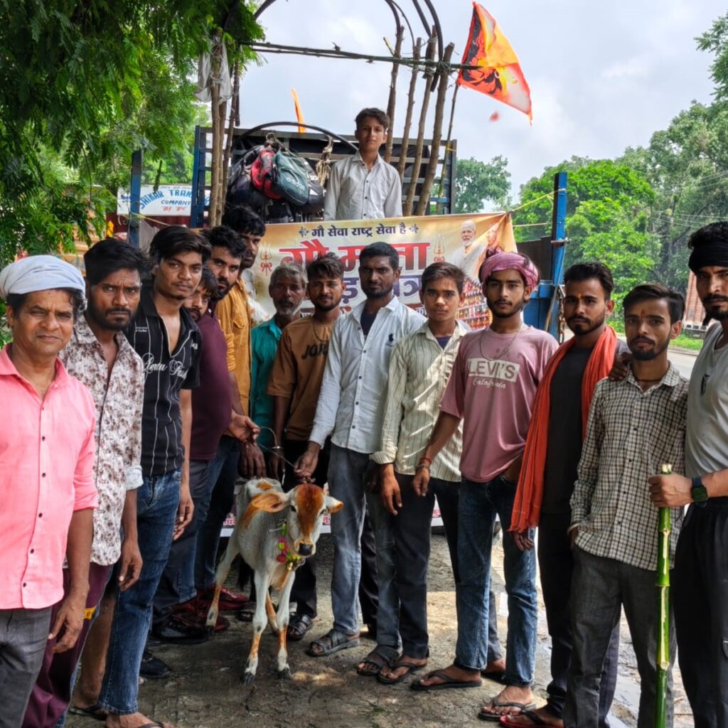 hathras: रुदायन से रामघाट रवाना हुआ कांवड़ियों का जत्था, गौमाता को ‘राष्ट्रमाता’ घोषित कराने का लिया संकल्प
