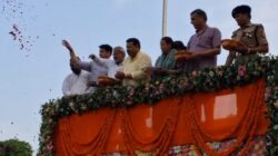 hathras: कांवड़ियों पर बरसे फूल, गूंजे ‘बम-बम भोले’ के जयकारेहतीसा पुल स्थित कांवड़ कैंप में जनप्रतिनिधियों व अधिकारियों ने किया भव्य स्वागत, बांटा प्रसाद
