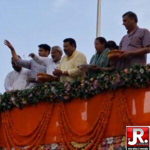 hathras: कांवड़ियों पर बरसे फूल, गूंजे ‘बम-बम भोले’ के जयकारेहतीसा पुल स्थित कांवड़ कैंप में जनप्रतिनिधियों व अधिकारियों ने किया भव्य स्वागत, बांटा प्रसाद
