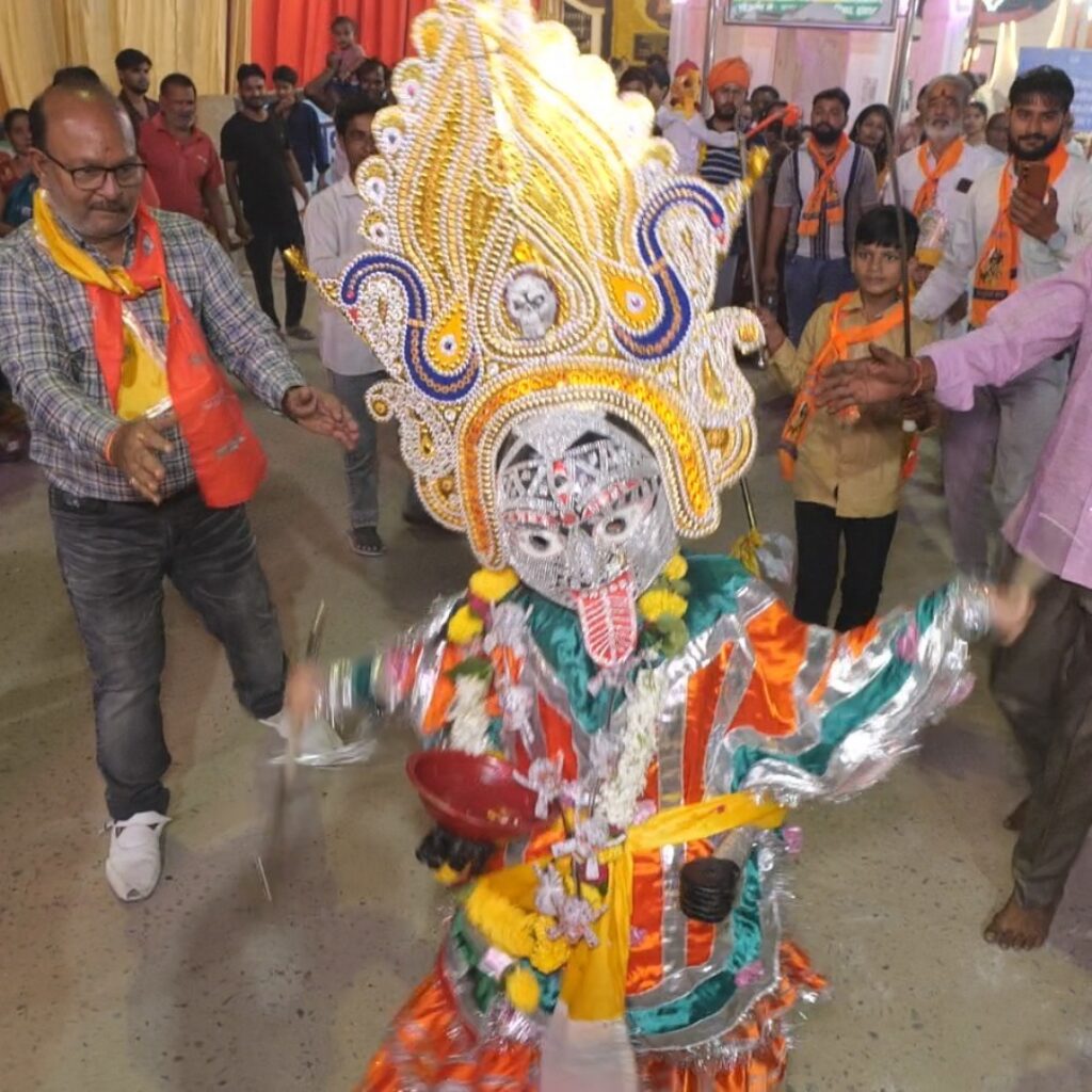 Hathras;ब्राह्मण संघ शिविर में बाल कलाकारों ने किया महाकाली लीलाओं का दिव्य मंचन 11 1