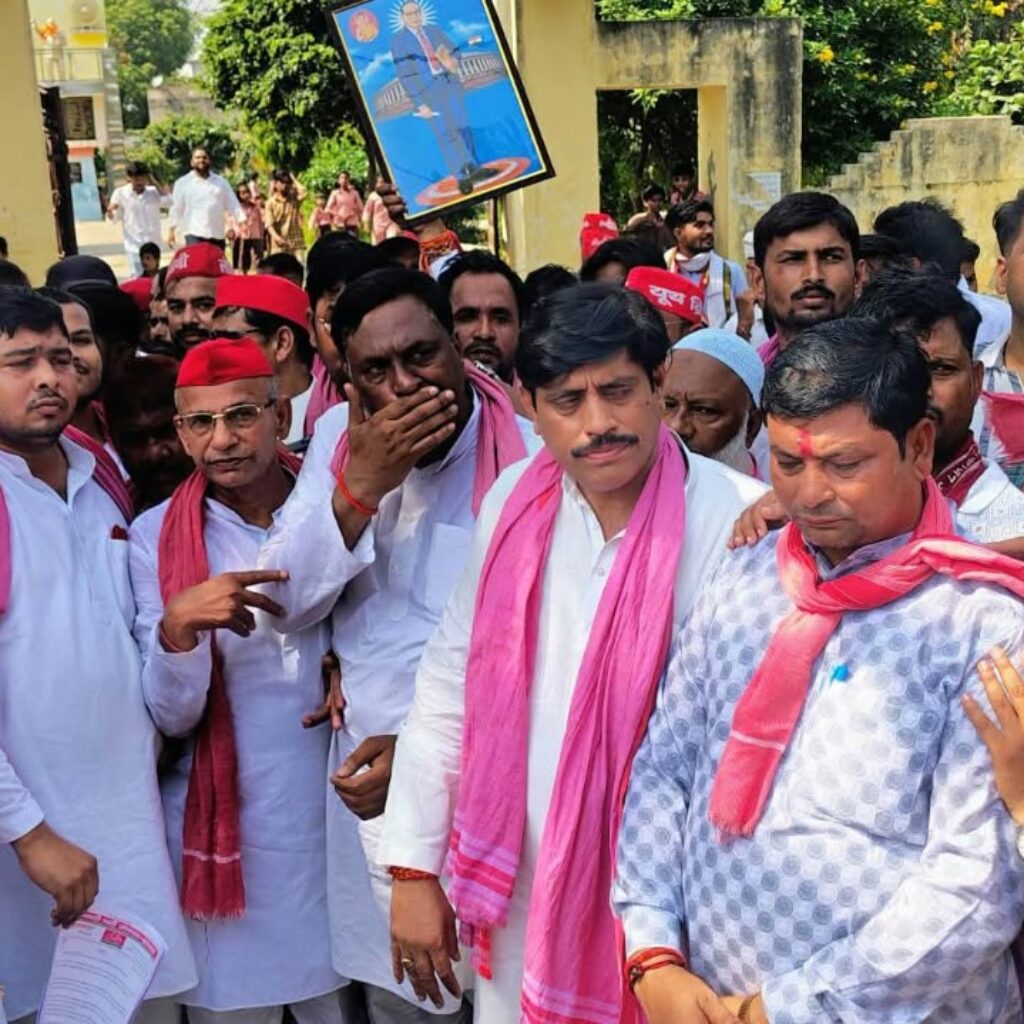 Hathras; सपा ने निकाला पैदल मार्च, निर्वाचन आयुक्त का पुतला फूंका